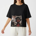 Camiseta com estampa frontal de soldado em cena de guerra envolvendo tanques e figura usando capacete militar, com expressão intensa sob céu dramático.