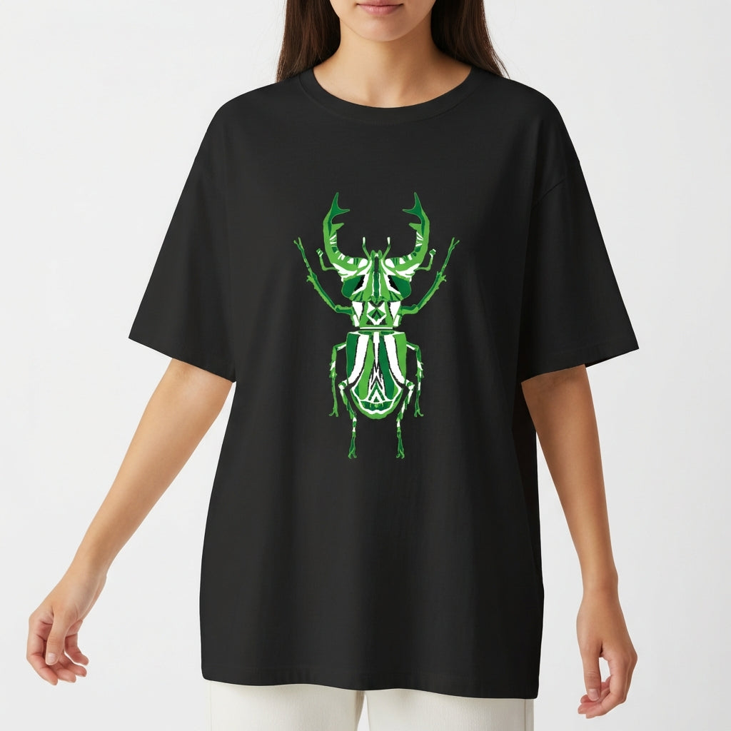 Camiseta com estampa frontal de um besouro estilizado com padrões geométricos, apresentando formas intricadas que realçam detalhes artísticos e simétricos.