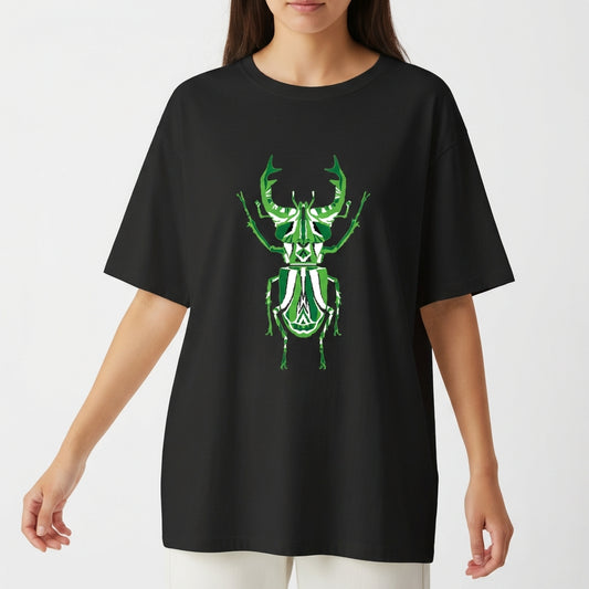 Camiseta com estampa frontal de um besouro estilizado com padrões geométricos, apresentando formas intricadas que realçam detalhes artísticos e simétricos.
