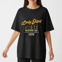 Camiseta com estampa frontal de "Only Jesus Save" acompanhada de "The Life's Good 2026" entre estrelas e símbolos, e estampa traseira de "God is Good".