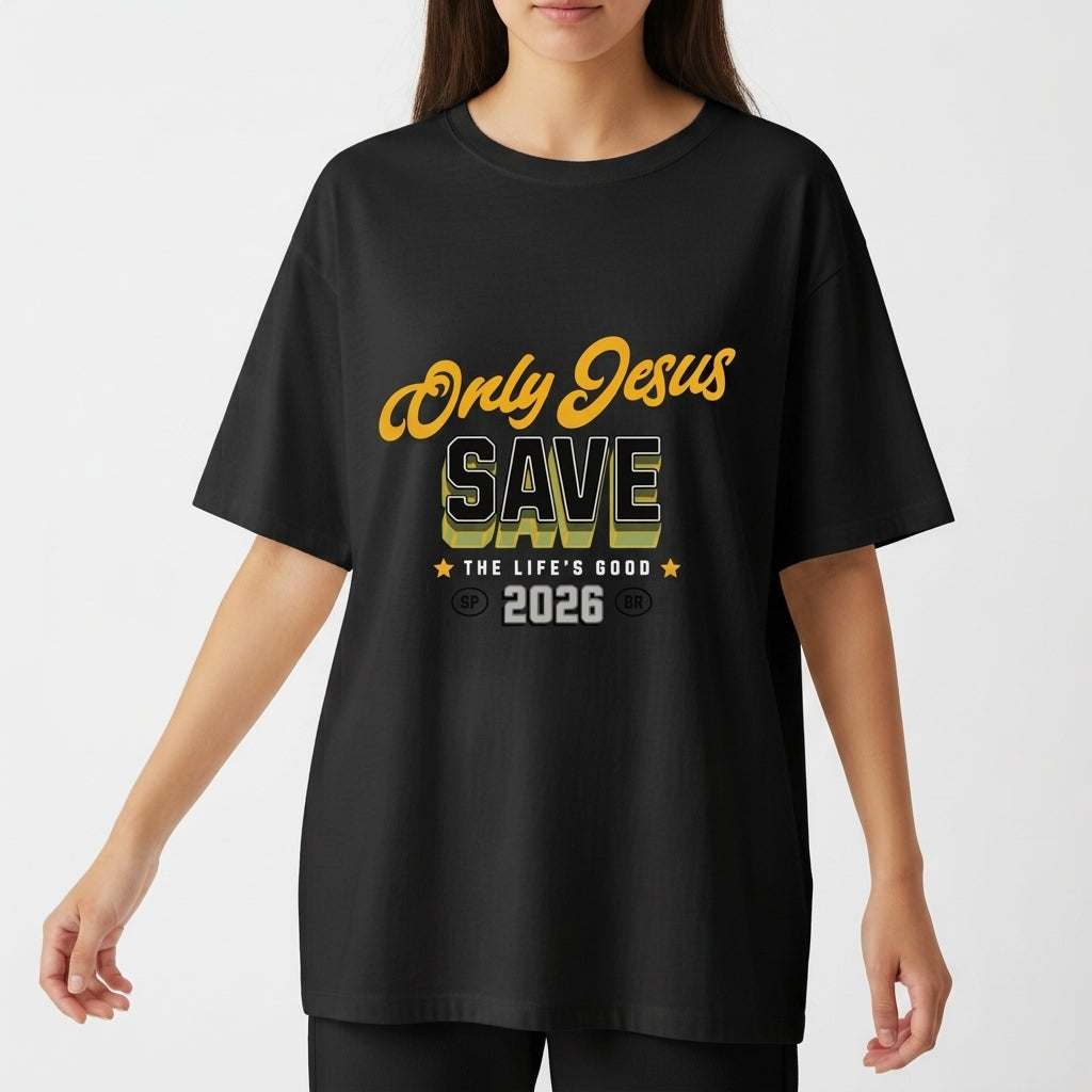 Camiseta com estampa frontal de "Only Jesus Save" acompanhada de "The Life's Good 2026" entre estrelas e símbolos, e estampa traseira de "God is Good".