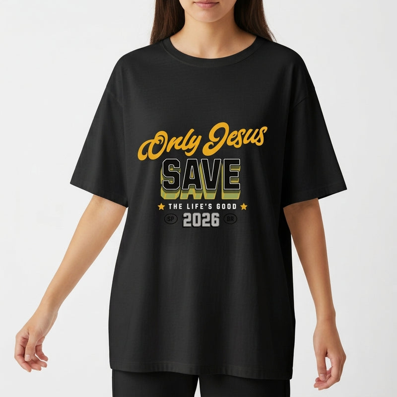 Camiseta com estampa frontal de "Only Jesus Save" acompanhada de "The Life's Good 2026" entre estrelas e símbolos, e estampa traseira de "God is Good".