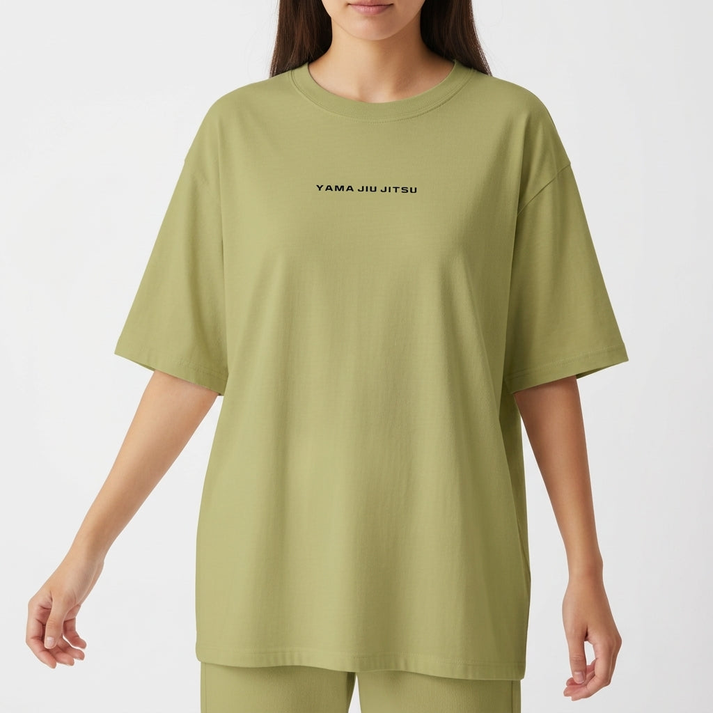 Camiseta com estampa frontal de texto minimalista "Yama Jiu Jitsu" e estampa traseira de ideogramas japoneses sobre flores de cerejeira em aquarela.