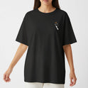 Camiseta com estampa frontal de uma estátua em preto e branco com uma coroa dourada, focando em detalhes faciais clássicos e expressivos.