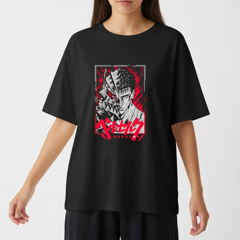 Camiseta com estampa frontal de personagem estilo mangá com expressão intensa, acompanhado por elementos gráficos estilizados e texto em destaque na base.