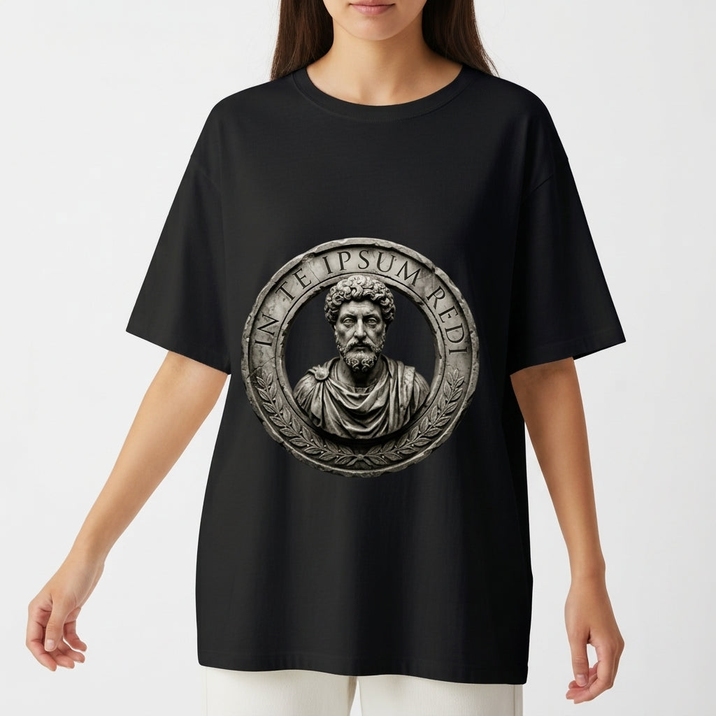 Camiseta com estampa frontal de um busto romano detalhado, cercado por uma moldura circular ornamentada e uma inscrição em latim no topo.