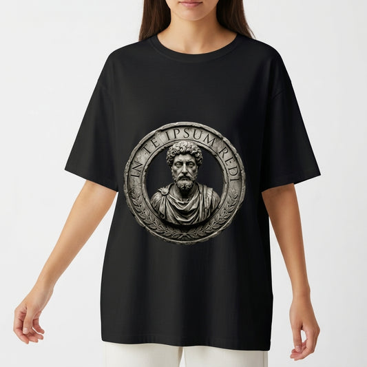 Camiseta com estampa frontal de um busto romano detalhado, cercado por uma moldura circular ornamentada e uma inscrição em latim no topo.