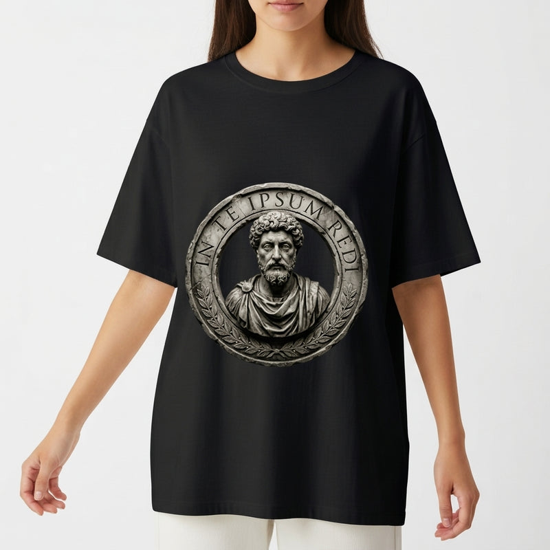 Camiseta com estampa frontal de um busto romano detalhado, cercado por uma moldura circular ornamentada e uma inscrição em latim no topo.