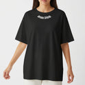Camiseta com estampa frontal de "Jesus Cristo." em letras maiúsculas e brancas, centralizada próxima à gola, sem outros elementos gráficos.