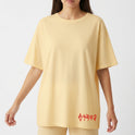 Camiseta com estampa frontal de texto estilizado e estampa traseira de figura demoníaca realizando manobra de skate sob a inscrição "HELL FLIP".