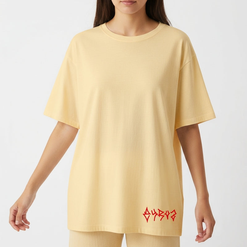 Camiseta com estampa frontal de texto estilizado e estampa traseira de figura demoníaca realizando manobra de skate sob a inscrição "HELL FLIP".