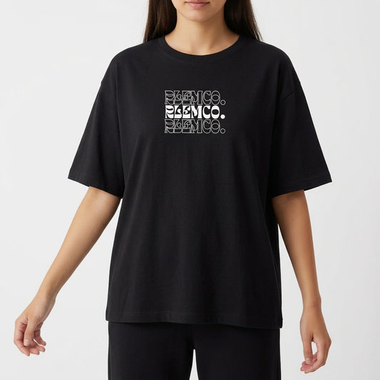 Camiseta com estampa frontal de três repetições da palavra "CÓSMICO" em alinhamento vertical, utilizando um contorno detalhado.