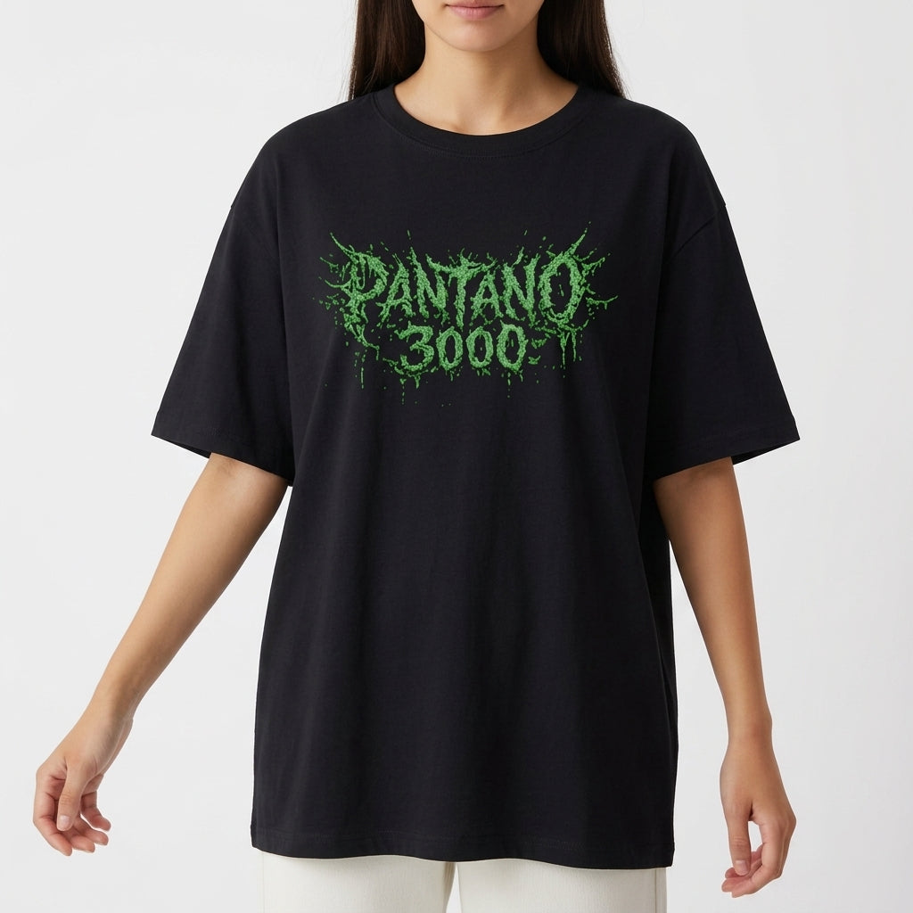Camiseta com estampa frontal de letras em relevo estilo gótico "Pantano 3000" e estampa traseira de caveira detalhada cercada por símbolos esotéricos.