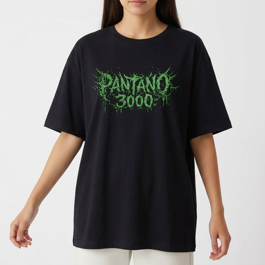 Camiseta com estampa frontal de letras em relevo estilo gótico "Pantano 3000" e estampa traseira de caveira detalhada cercada por símbolos esotéricos.
