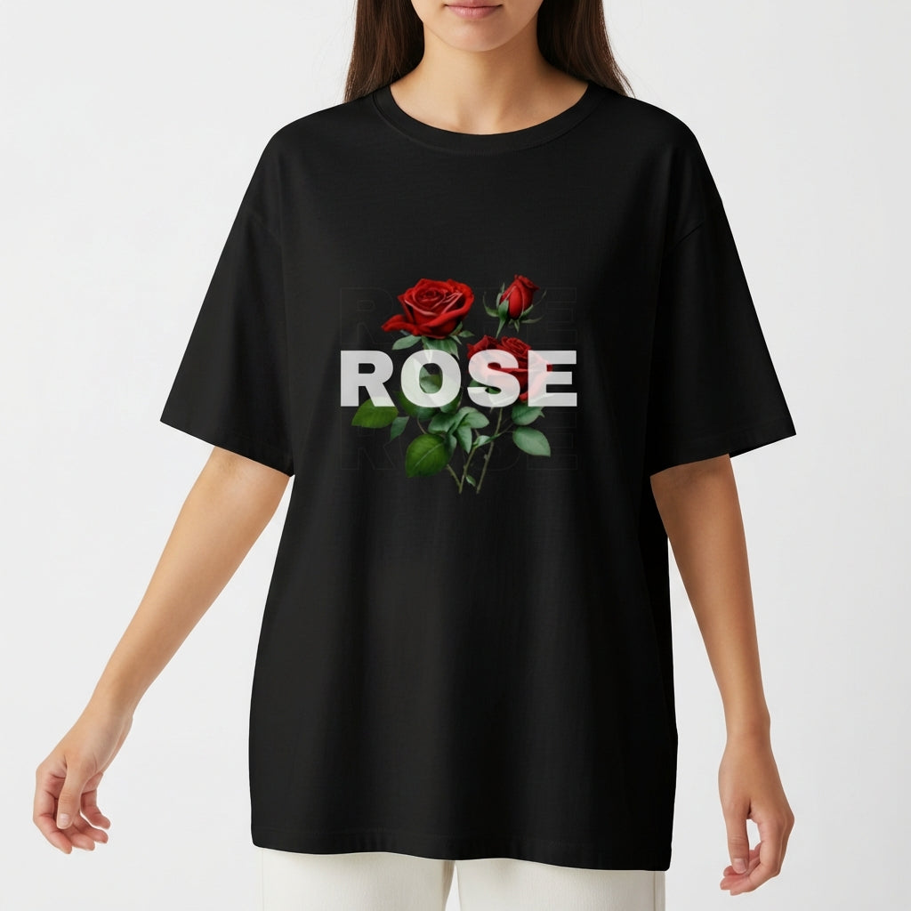 Camiseta com estampa frontal de uma ilustração de duas rosas vermelhas acompanhadas pela palavra "ROSE" em letras maiúsculas sobrepostas.