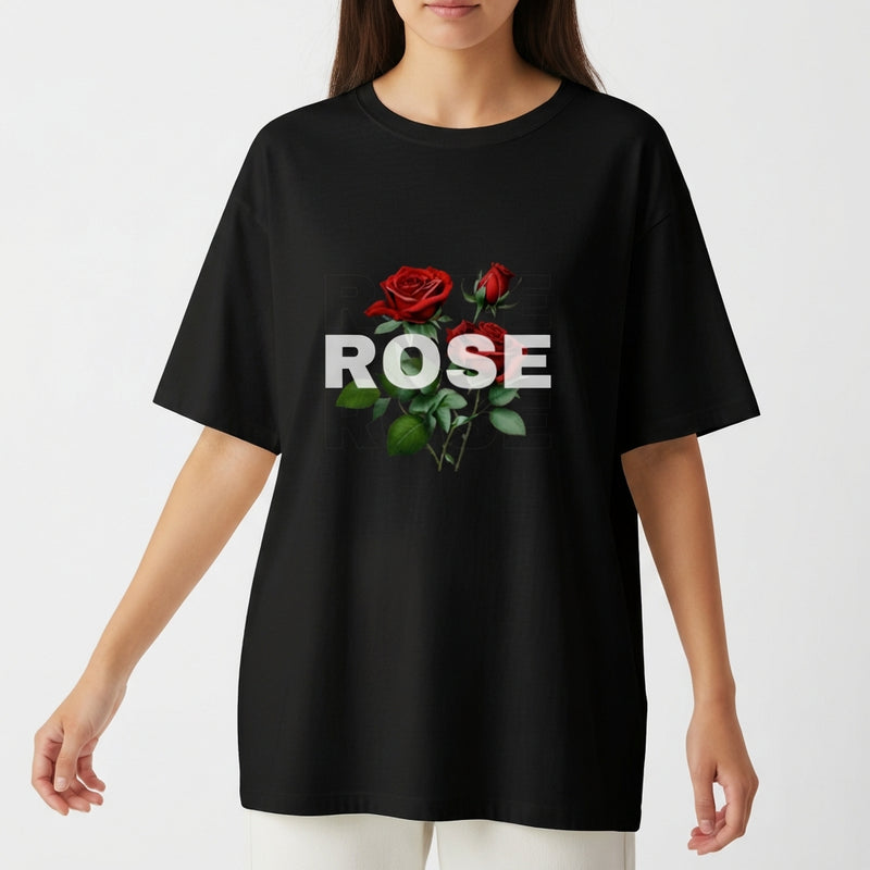 Camiseta com estampa frontal de uma ilustração de duas rosas vermelhas acompanhadas pela palavra "ROSE" em letras maiúsculas sobrepostas.