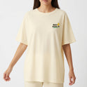 Camiseta com estampa frontal de "Modo Brasil On" ao lado de um raio estilizado e estampa traseira de TV retrô com jogador de futebol e frase inspiradora.