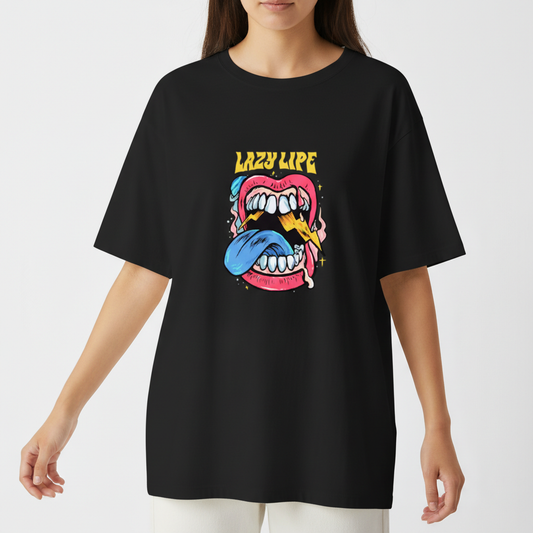 Camiseta com estampa frontal de boca entreaberta com dentes brancos, língua azul, raios amarelos e detalhes em rosa e palavras "LAZY LIFE" em estilo bold.