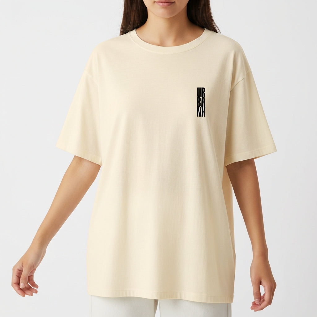 Camiseta com estampa frontal de texto vertical "URBANX" e estampa traseira de "CHOOSE YOUR STYLE URBANX CREATIVE" com letras grandes e efeito de tinta escorrendo.