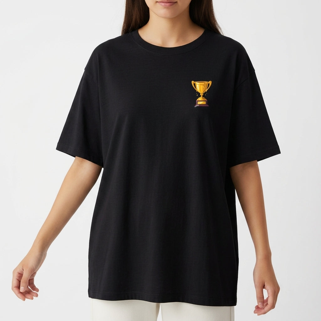 Camiseta com estampa frontal de troféu e estampa traseira de troféu maior acompanhado da frase "QUEM VENCER HERDARÁ TODAS ESSAS COISAS APOCALIPSE 21:7".