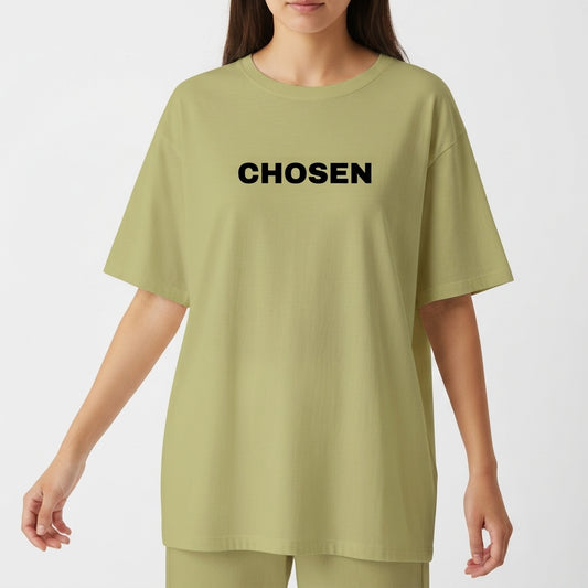 Camiseta com estampa frontal de palavra singular centralizada, destacando-se em letras maiúsculas, projetando uma estética minimalista e direta.