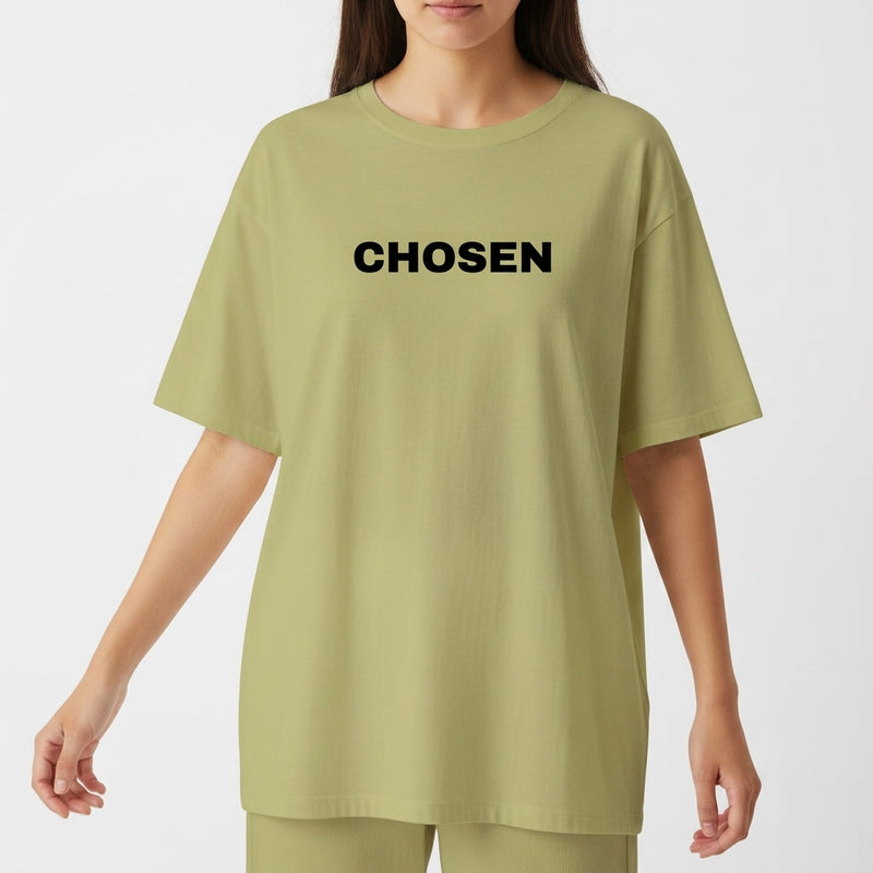 Camiseta com estampa frontal de palavra singular centralizada, destacando-se em letras maiúsculas, projetando uma estética minimalista e direta.