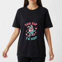 Camiseta com estampa frontal de coelho estilizado usando óculos, boné e skate, rodeado por estrelas e a frase "TOO HIP TO HOP" acima e abaixo.