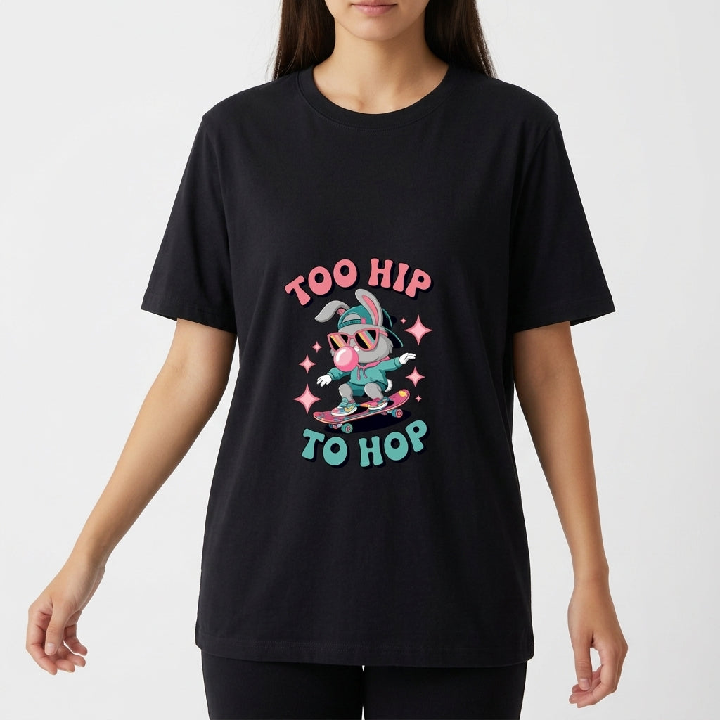 Camiseta com estampa frontal de coelho estilizado usando óculos, boné e skate, rodeado por estrelas e a frase "TOO HIP TO HOP" acima e abaixo.