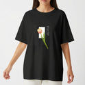 Camiseta com estampa frontal de uma tulipa em destaque, acompanhada pela palavra "TULIP" em letras maiúsculas e elementos geométricos complementares.