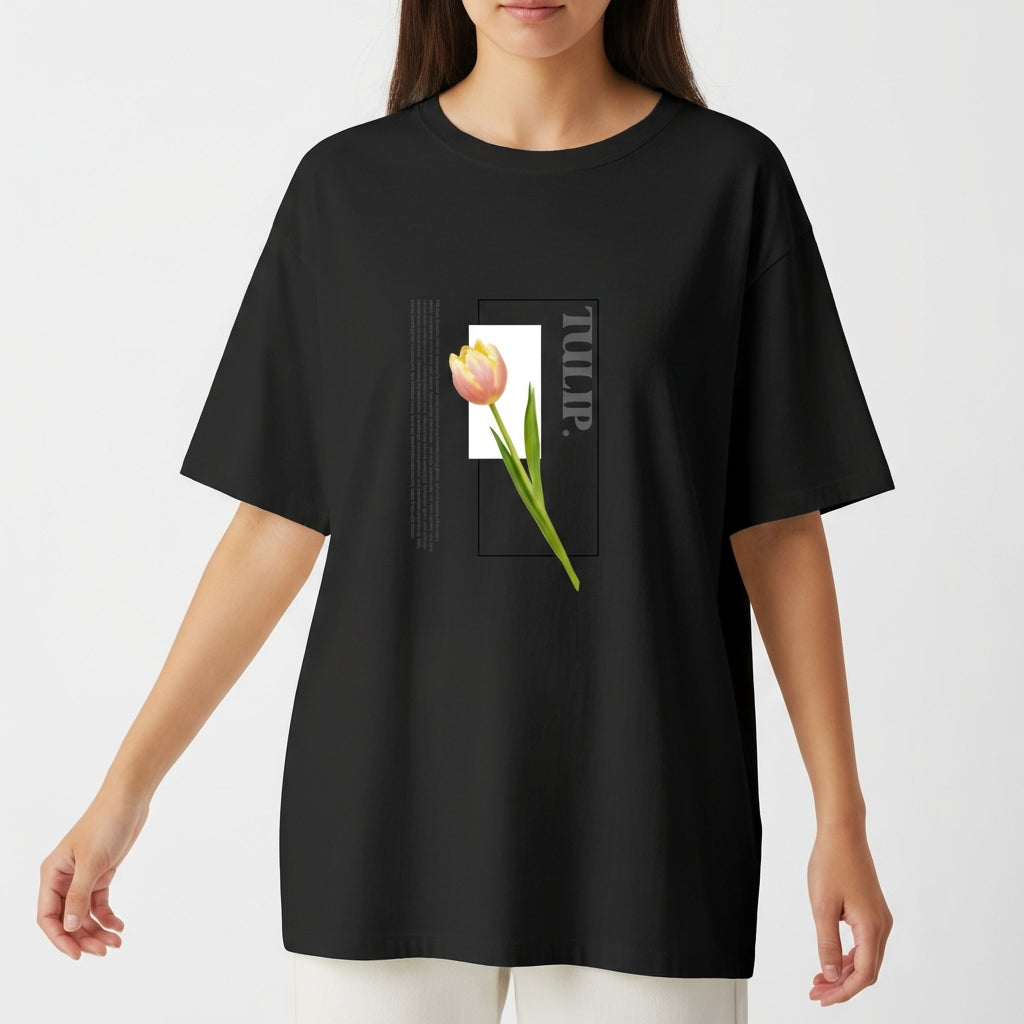 Camiseta com estampa frontal de uma tulipa em destaque, acompanhada pela palavra "TULIP" em letras maiúsculas e elementos geométricos complementares.