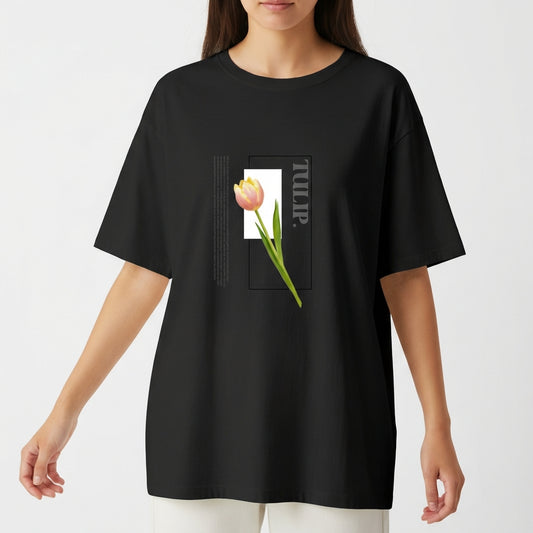 Camiseta com estampa frontal de uma tulipa em destaque, acompanhada pela palavra "TULIP" em letras maiúsculas e elementos geométricos complementares.
