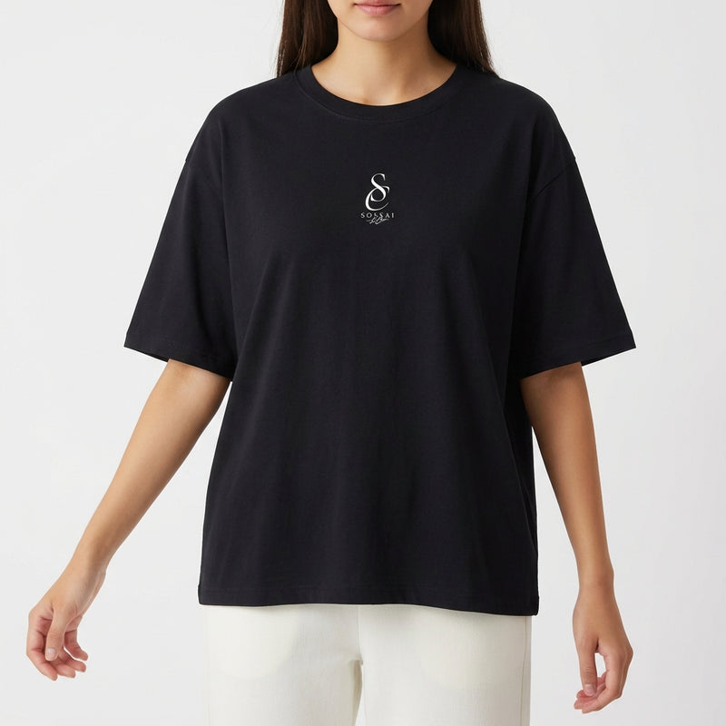 Camiseta com estampa frontal de logotipo estilizado "Sossai" pequeno e estampa traseira de imagem elaborada com mãos segurando uma fita vermelha e texto decorativo.