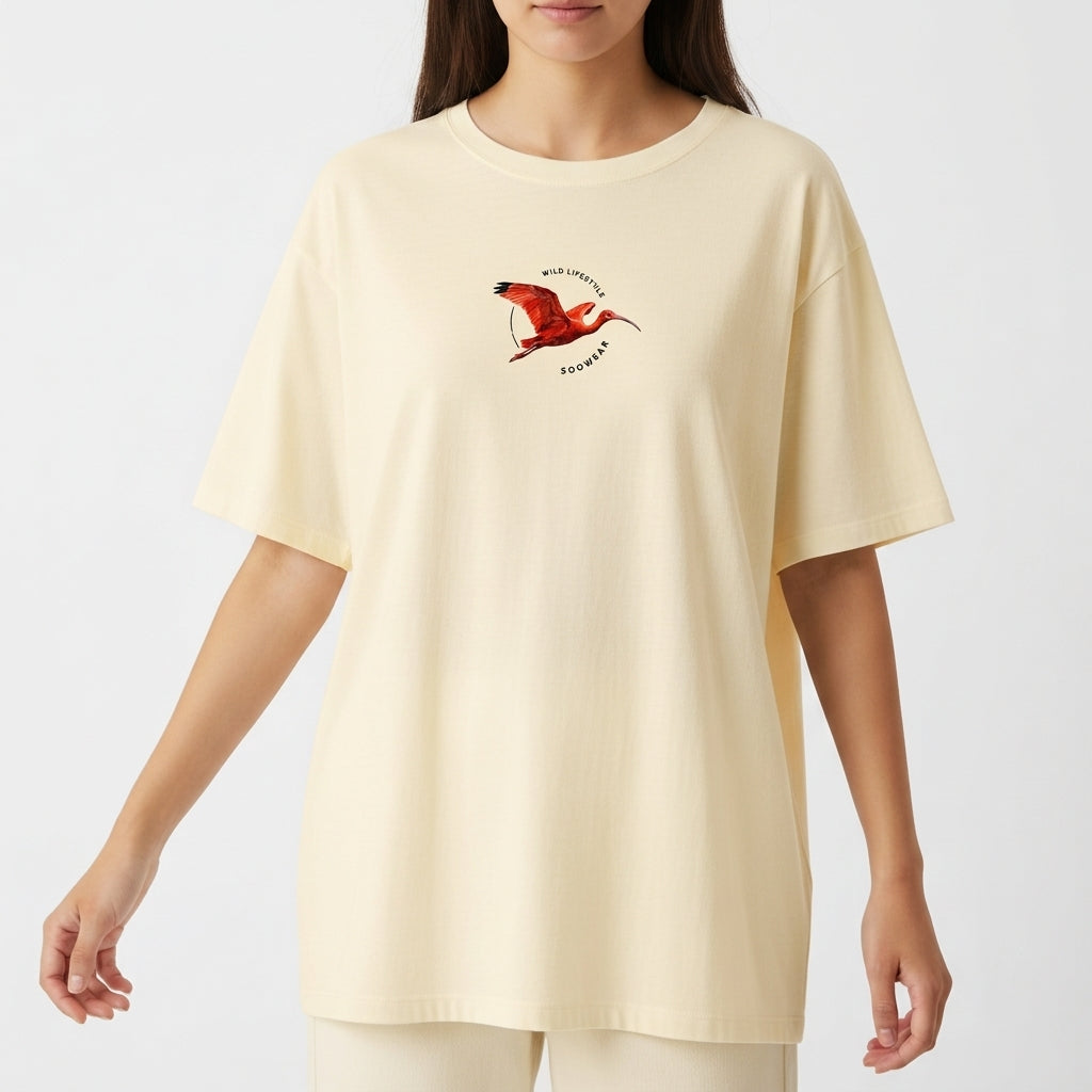 Camiseta com estampa frontal de pássaro em voo com texto curvo e estampa traseira de pássaro em voo acima de frases em destaque, incluindo "GUARA VERMELHO".