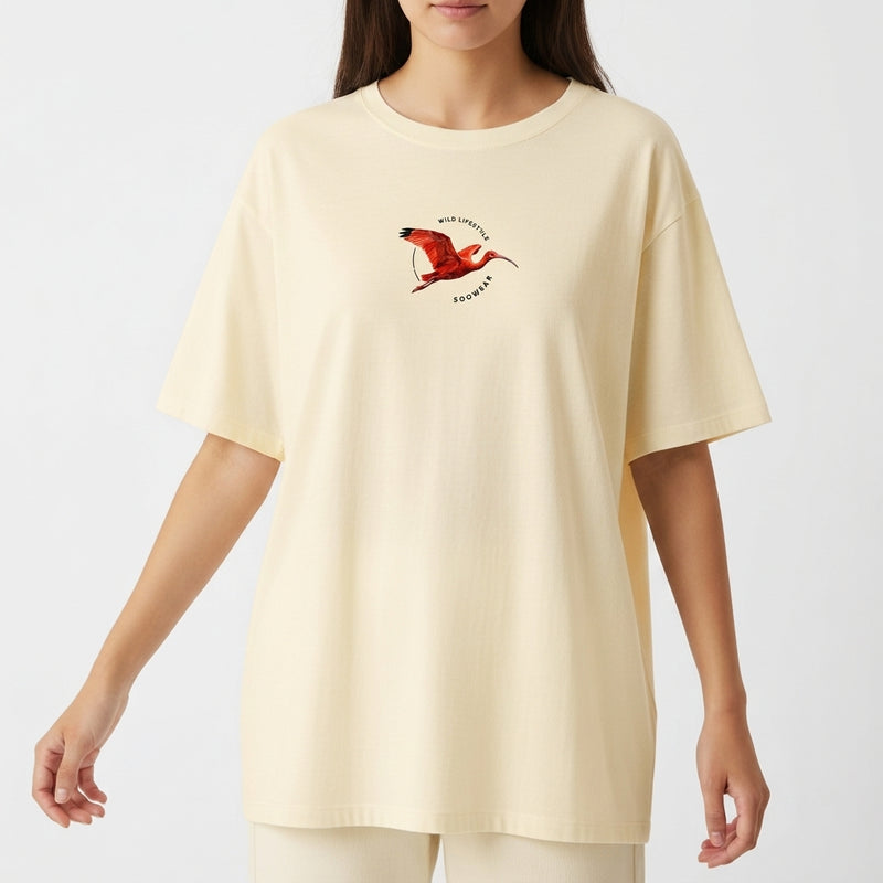 Camiseta com estampa frontal de pássaro em voo com texto curvo e estampa traseira de pássaro em voo acima de frases em destaque, incluindo "GUARA VERMELHO".