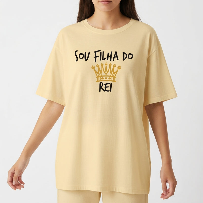 Camiseta com estampa frontal de frase "Sou Filha do Rei" acima de uma ilustração de coroa estilizada, adicionando um toque de majestade ao design.