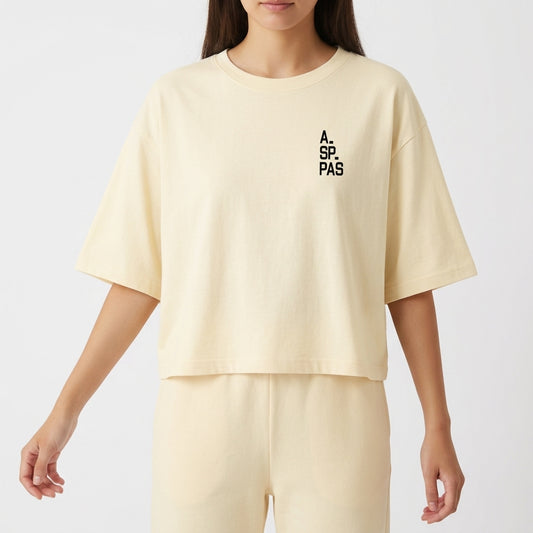 Camiseta com estampa frontal de "A. SP. PAS" alinhada verticalmente no lado esquerdo e estampa traseira de círculo com linhas concêntricas e texto.