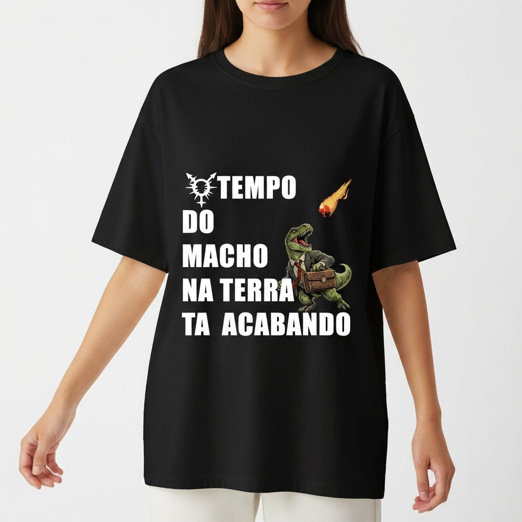 Camiseta com estampa frontal de dinossauro em terno segurando uma pasta, com meteoro em queda e a frase "TEMPO DO MACHO NA TERRA TA ACABANDO".