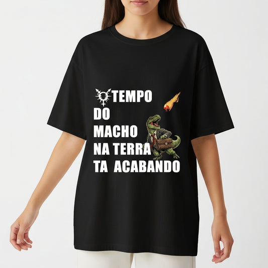 Camiseta com estampa frontal de dinossauro em terno segurando uma pasta, com meteoro em queda e a frase "TEMPO DO MACHO NA TERRA TA ACABANDO".