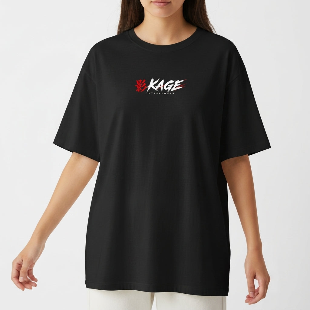 Camiseta com estampa frontal de inscrição estilizada ao lado de um símbolo e estampa traseira de ilustração complexa, com personagem envolto em efeitos dinâmicos.
