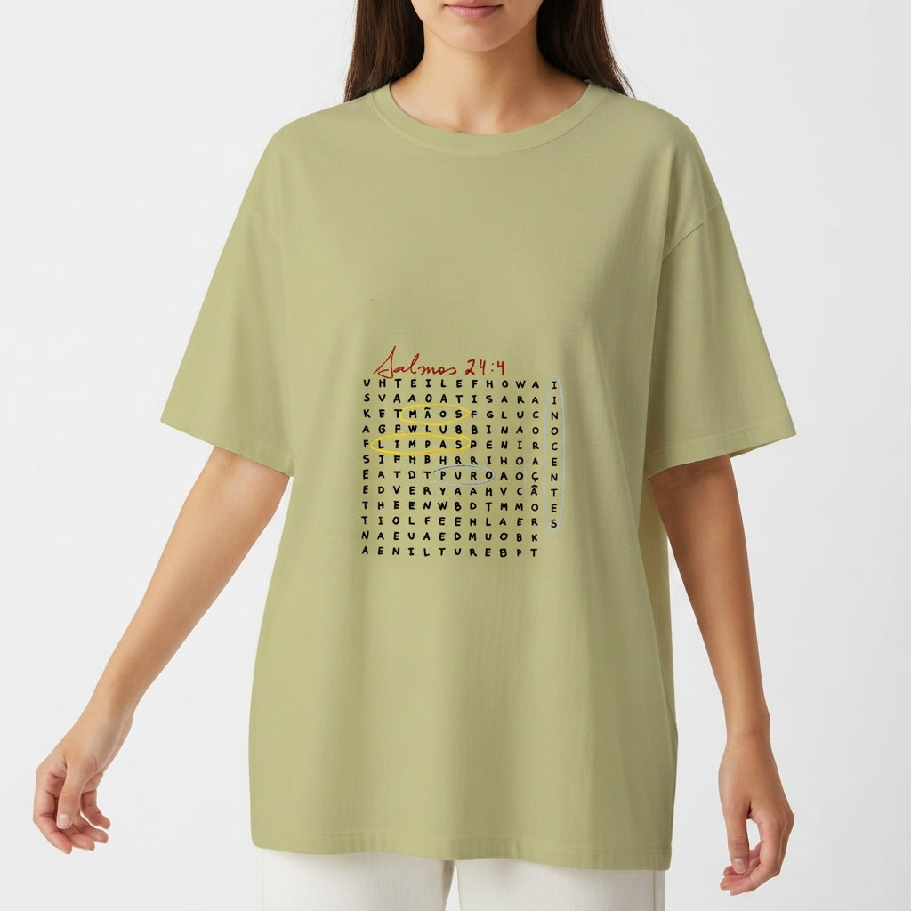 Camiseta com estampa frontal de um caça-palavras com letras agrupadas em quadrado e título "Salmos 24:4" destacado em escrita cursiva no topo.