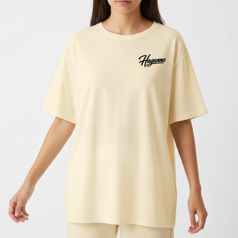 Camiseta com estampa frontal de escrita estilizada "Haganne" e estampa traseira com cartões de Hanafuda, garça, montanha e grafismos japoneses.