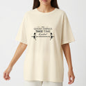 Camiseta com estampa frontal de uma barra de peso acompanhada da frase "GOOD THINGS TAKE TIME, be patient", decorando o centro com estilo motivacional.