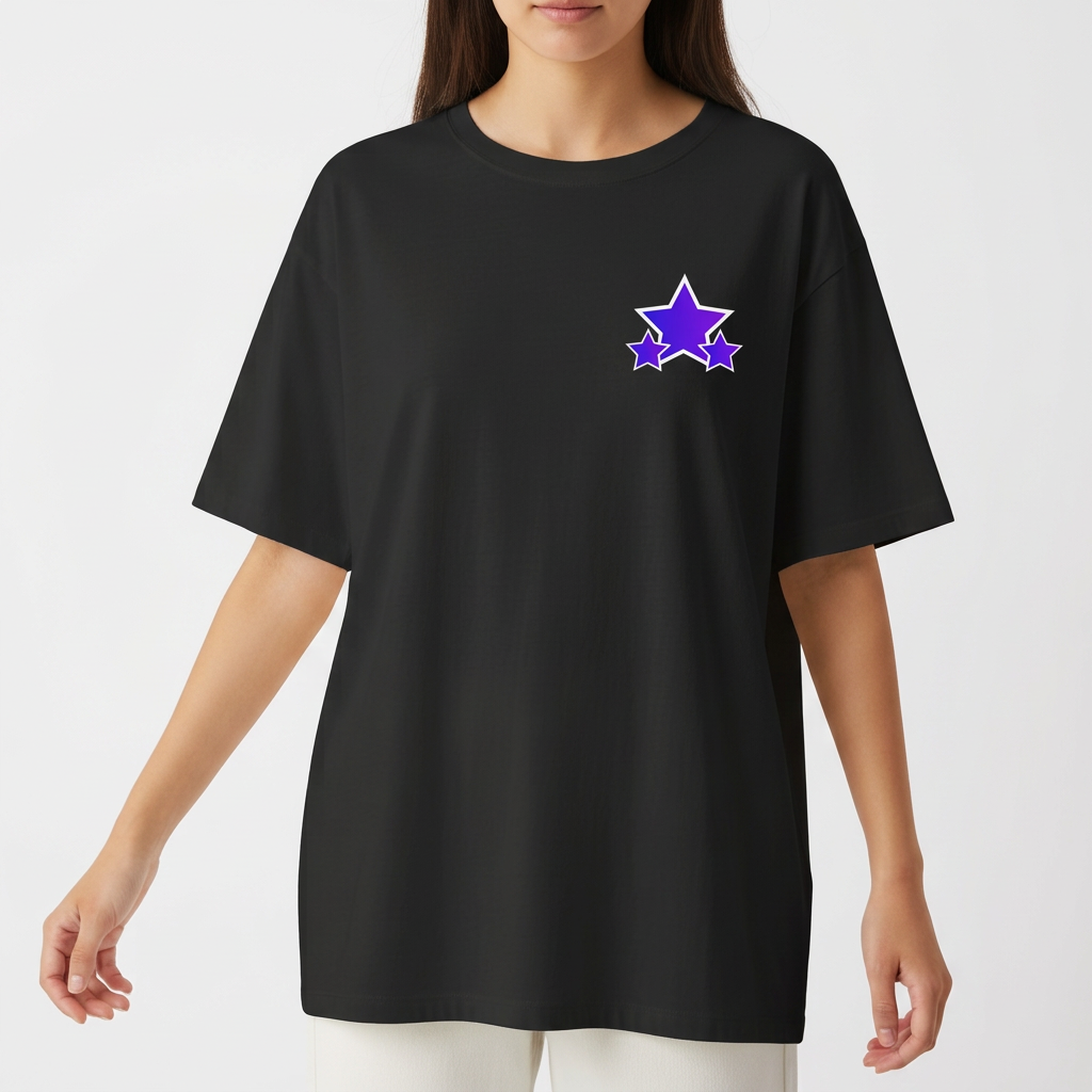 Camiseta com estampa frontal de três estrelas de tamanhos variados e estampa traseira de quadrinhos com retratos estilizados e a palavra "Starboy".