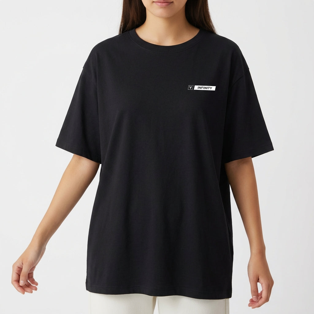 Camiseta com estampa frontal de um pequeno retângulo contendo o texto "INFINITY" em letras grandes e um símbolo ao lado, ambos dentro de um fundo claro.