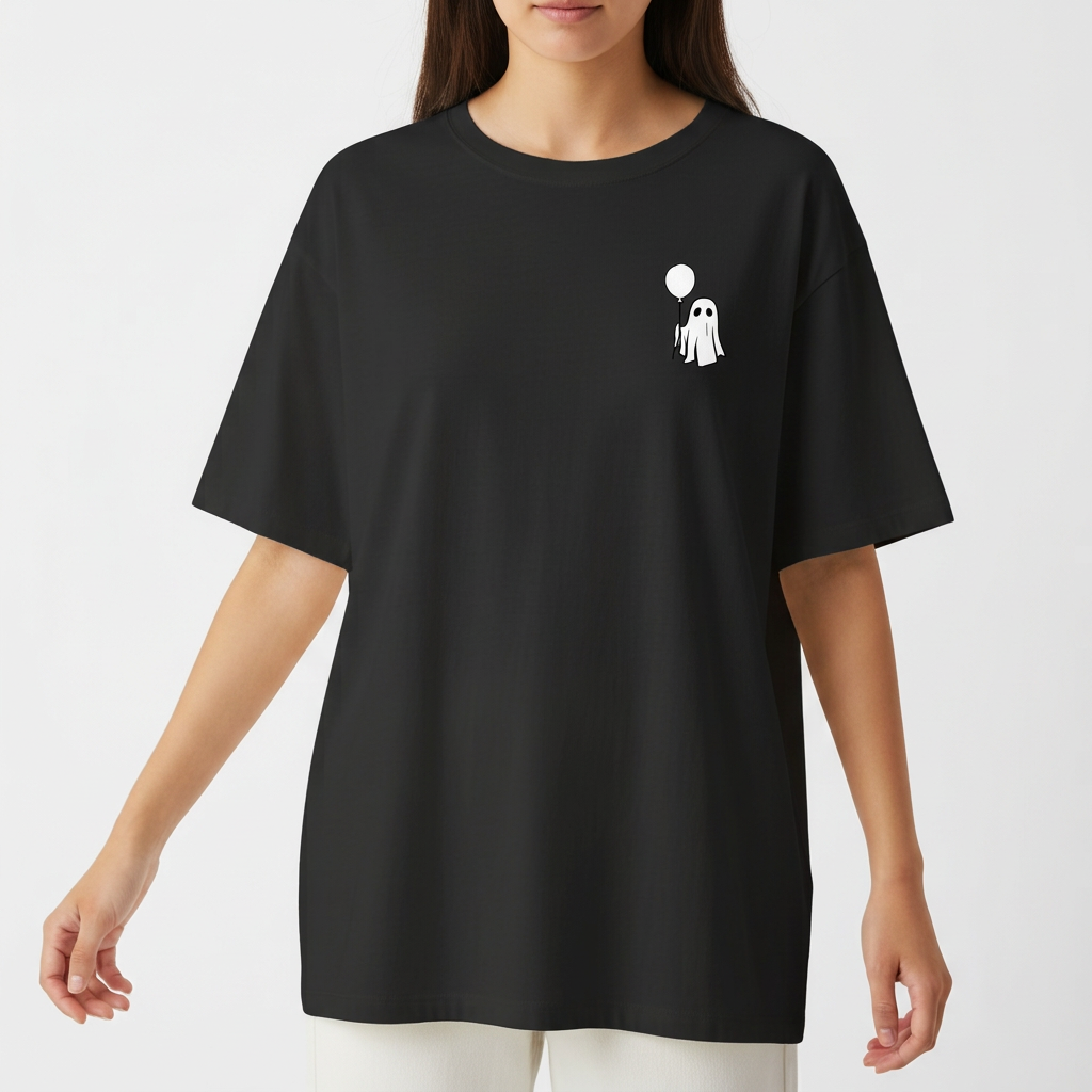 Camiseta com estampa frontal de pequeno fantasma ao lado de um balão.