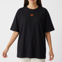 Camiseta com estampa frontal de símbolo estilizado "PK" e estampa traseira de cavaleiro medieval com cruz no peito, acompanhado do texto "PARKER SQUAD".