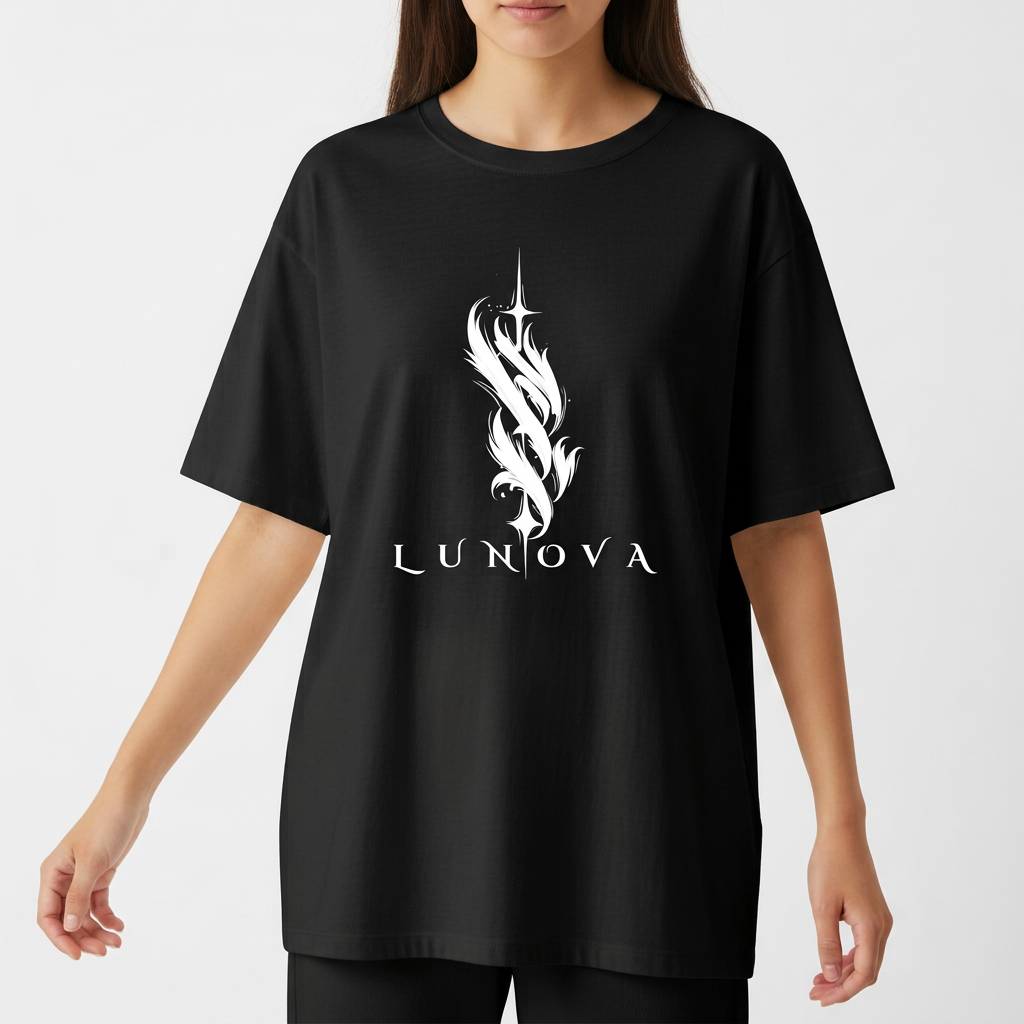 Camiseta com estampa frontal de uma arte abstrata em formato vertical, semelhante a uma chama estilizada, acompanhada da palavra "Lunova".