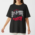 Camiseta com estampa frontal de personagem mascarado segurando um rádio, cercado por letras grandes repetidas e a palavra "Pânico" em destaque.