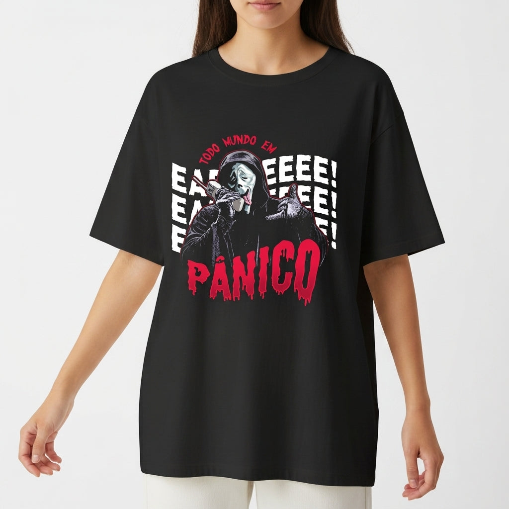 Camiseta com estampa frontal de personagem mascarado segurando um rádio, cercado por letras grandes repetidas e a palavra "Pânico" em destaque.