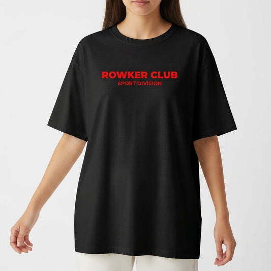 Camiseta com estampa frontal de "ROWKER CLUB" acima de "SPORT DIVISION" e estampa traseira de três globos sobre "ROWKER CLUB" e "SPORT DIVISION".